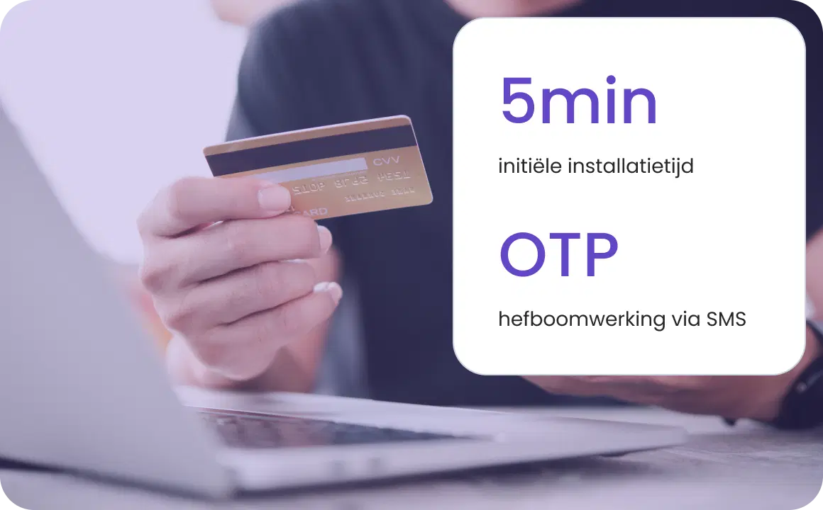 Een man voert een transactie uit met behulp van een OTP ondersteund door de TopMessage API in e-commerce