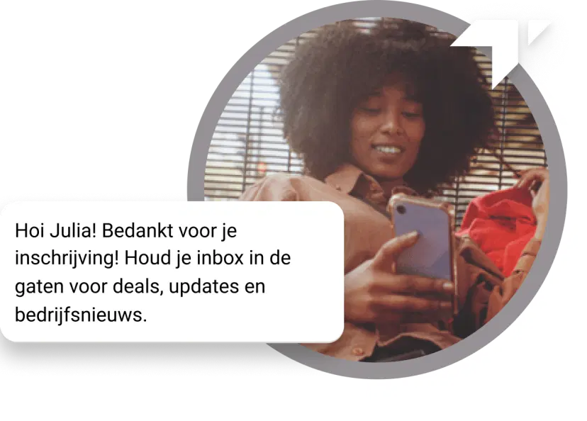 Meisje met krullend haar zit op de grond en controleert haar telefoon op een 'Bedankt'-bericht voor haar abonnement