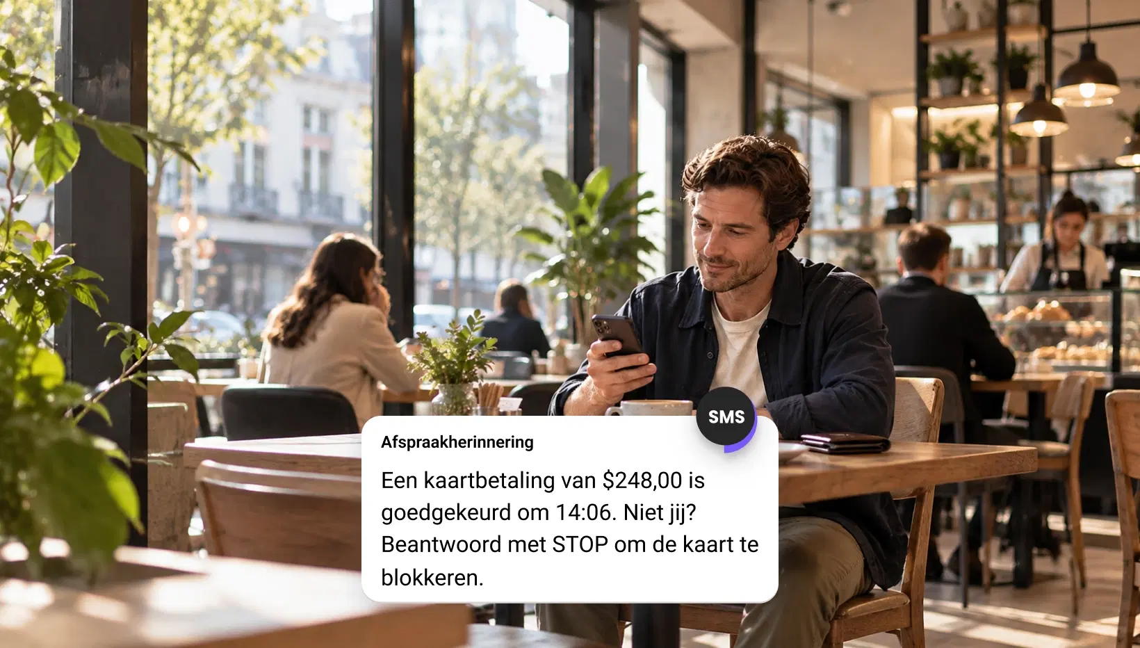 Klant voert een eenmalige sms-code in om een nieuw account te verifiëren