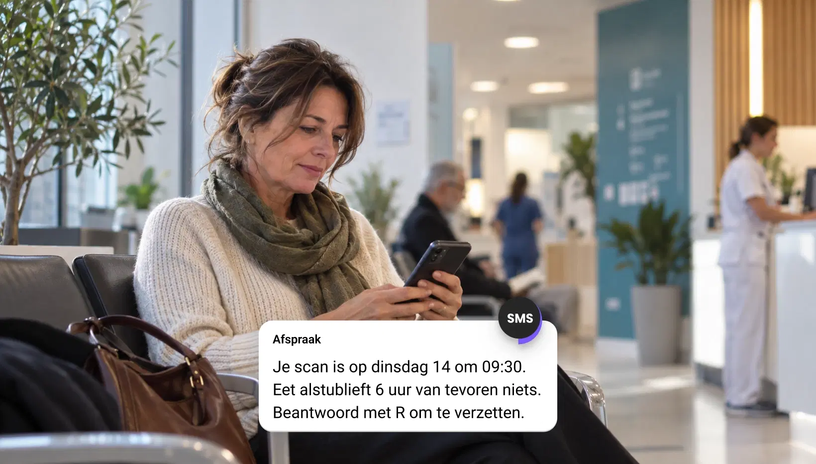 Tandartsreceptionist beantwoordt het tekstbericht van een patiënt in de berichteninbox