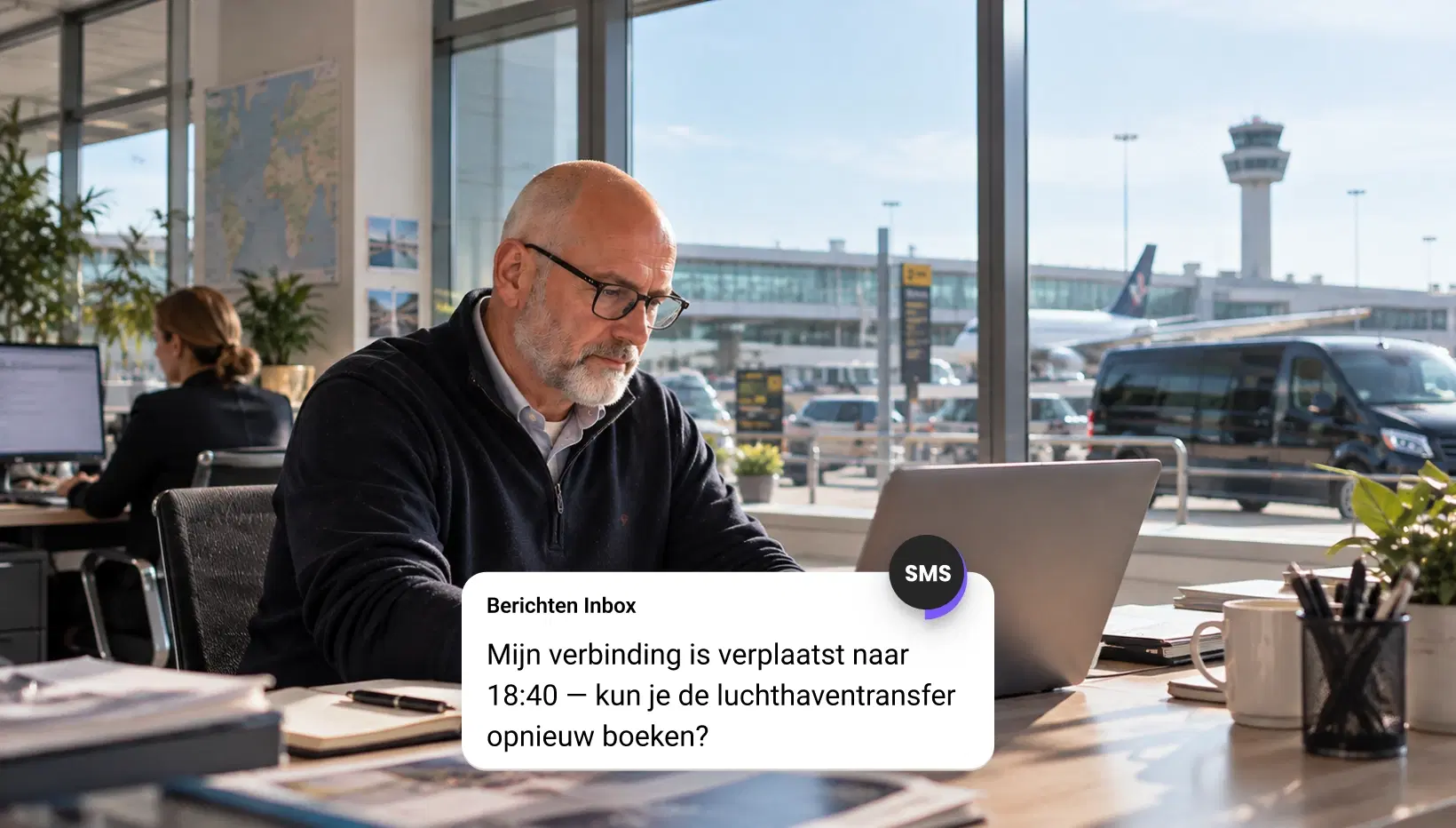 Koerier bezorgt een pakket na een sms-update over de levering