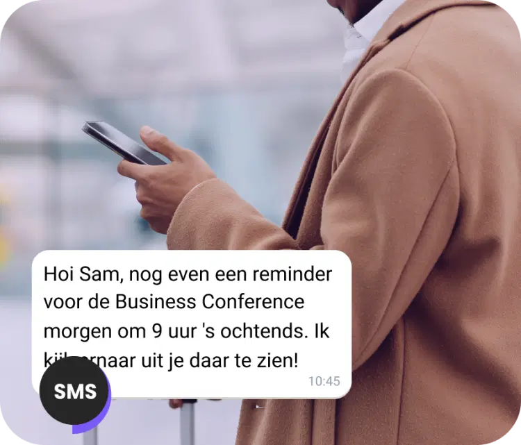 Man op straat die een sms-afspraakherinnering leest