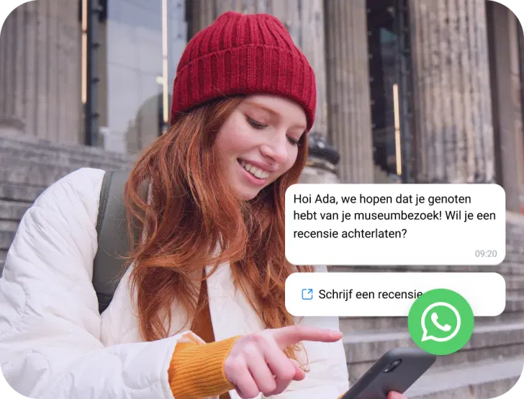 Meisje met een rode pet die een zakelijk WhatsApp-bericht leest op haar telefoon