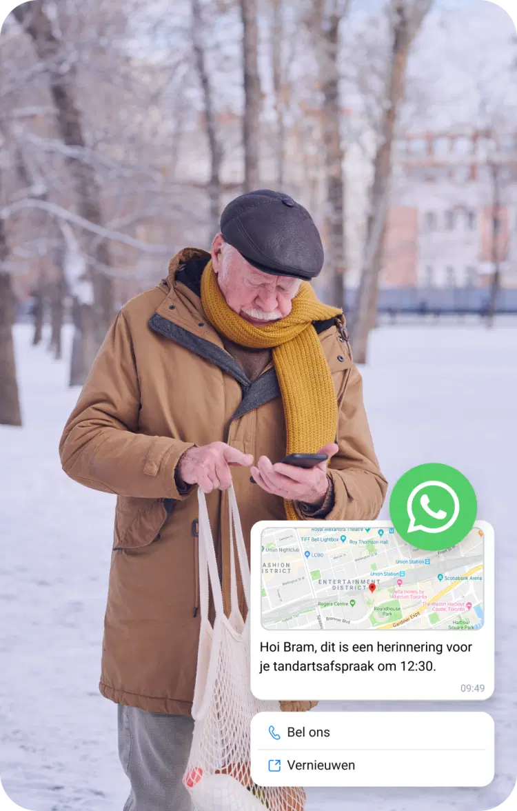 Bejaarde man in de sneeuw controleert zijn mobiel op locatie via WhatsApp zakelijk bericht
