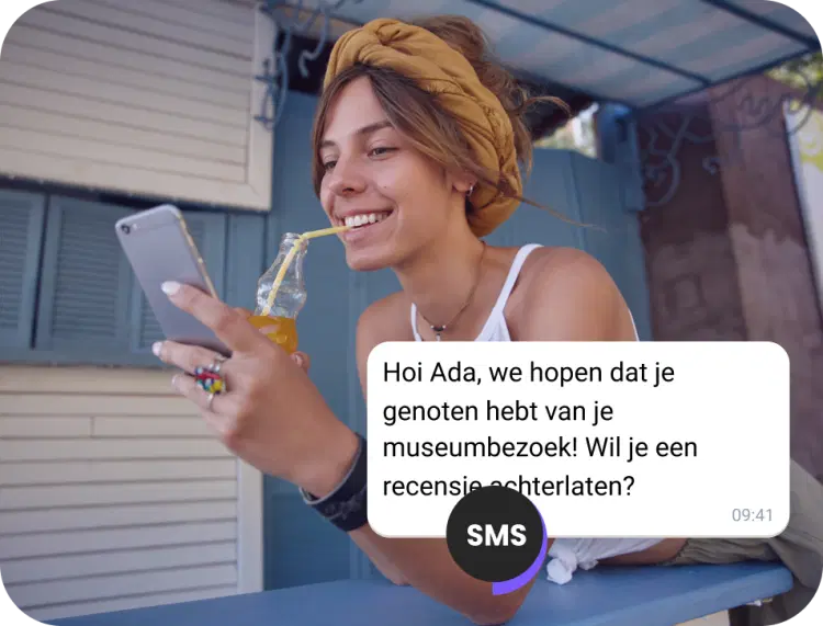 Meisje dat sap drinkt op straat en een sms-bevestiging controleert voor een concertkaartje