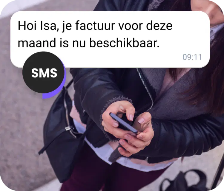 Meisje op straat ontvangt een rekeningafschrift via sms