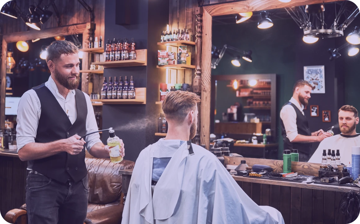 Tevreden klant die haar haar laat knippen in een schoonheidssalon