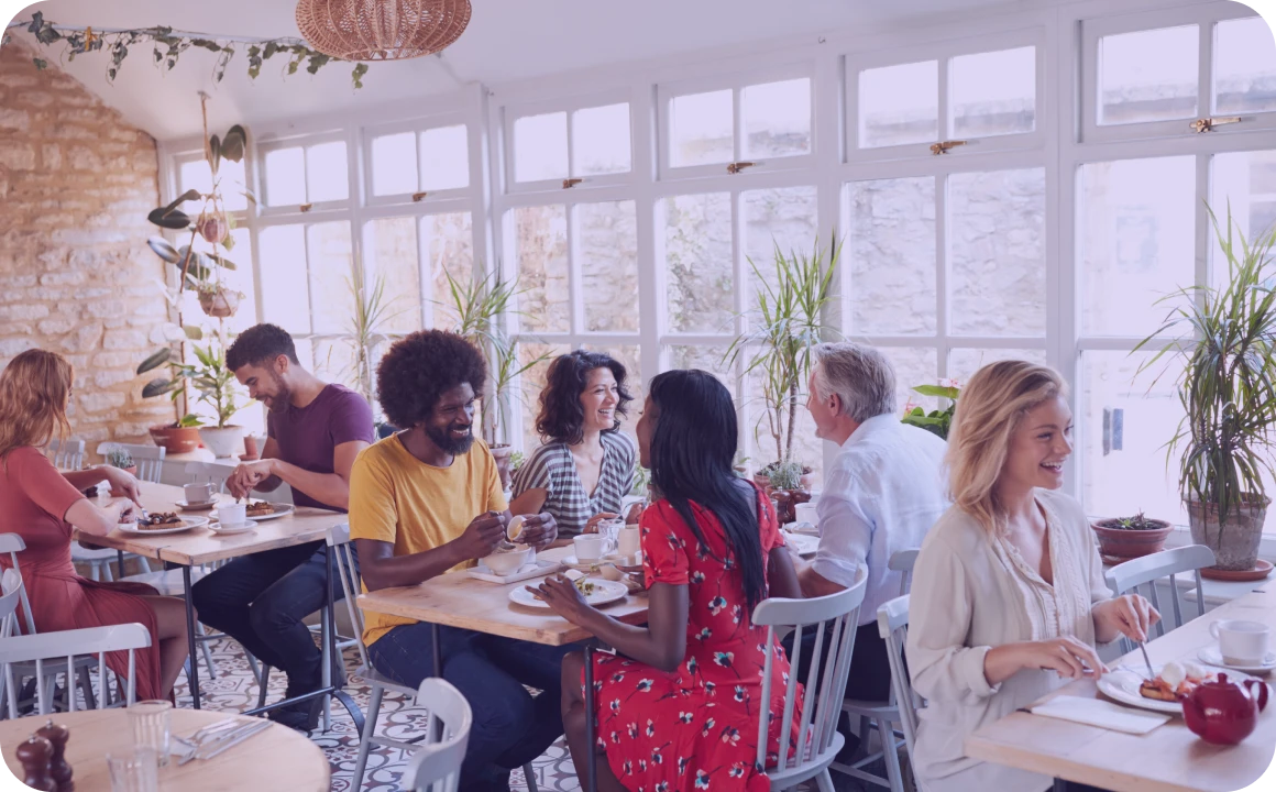 Mensen lunchen in een restaurant dat TopMessage gebruikt als communicatieplatform