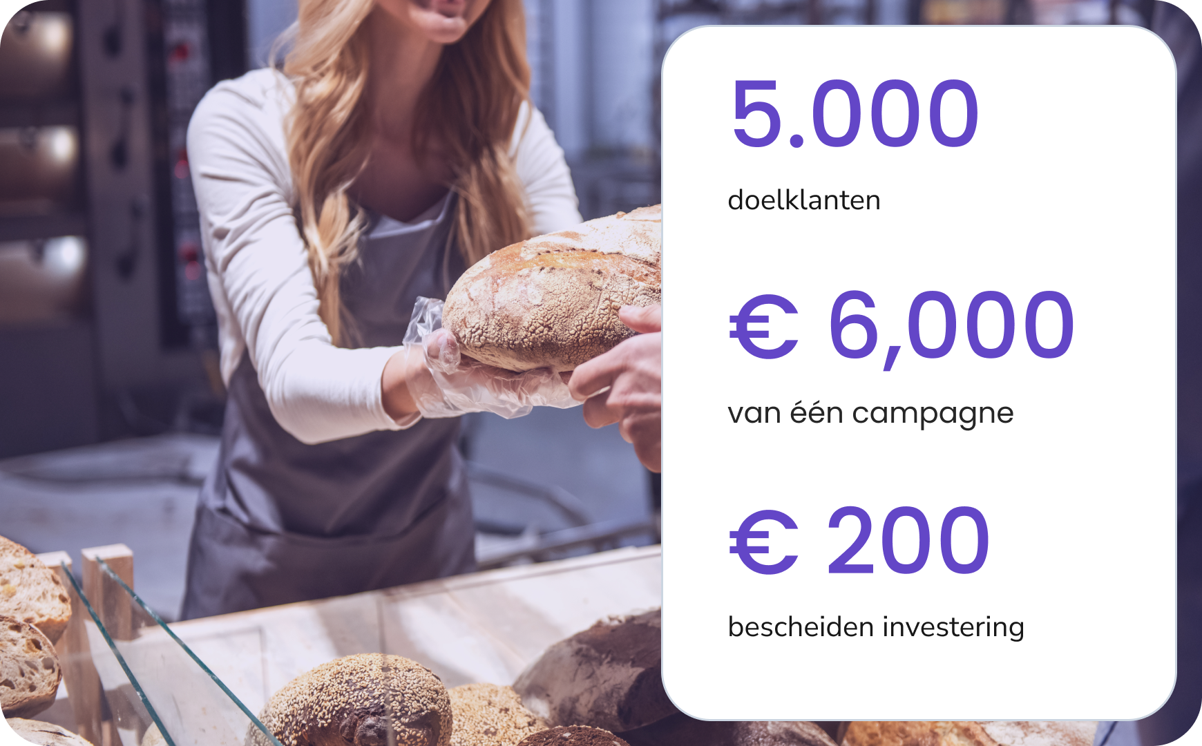 Meisje verkoopt vers brood in een kleine bakkerij en gebruikt TopMessage voor klantcommunicatie.