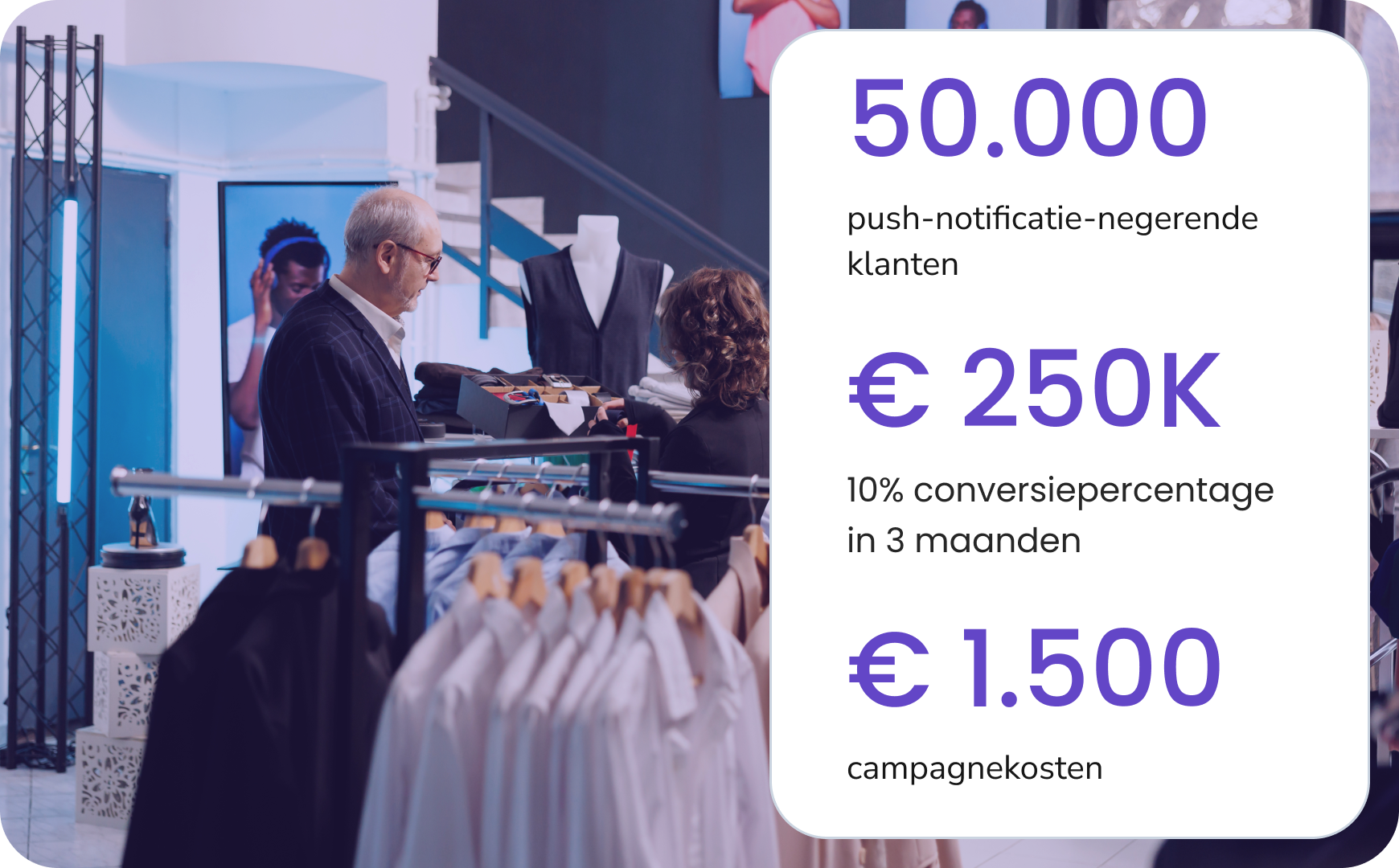 Man kiest een riem in een kledingwinkel die TopMessage gebruikt voor zakelijke sms'jes