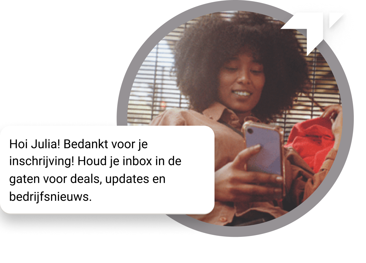 Meisje met krullend haar zit op de grond en controleert haar telefoon op een 'Bedankt'-bericht voor haar abonnement