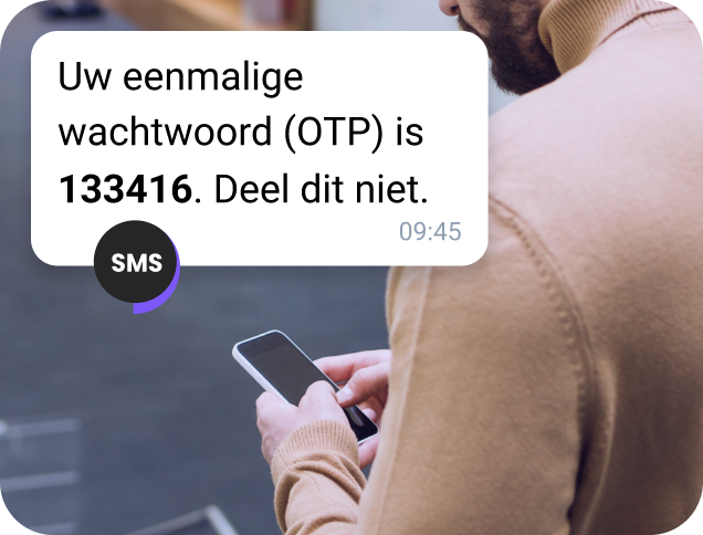 Bejaarde man in de sneeuw controleert zijn mobiel op locatie via WhatsApp zakelijk bericht