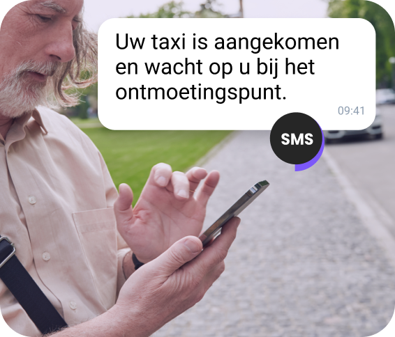 Meisje met een rode pet die een zakelijk WhatsApp-bericht leest op haar telefoon