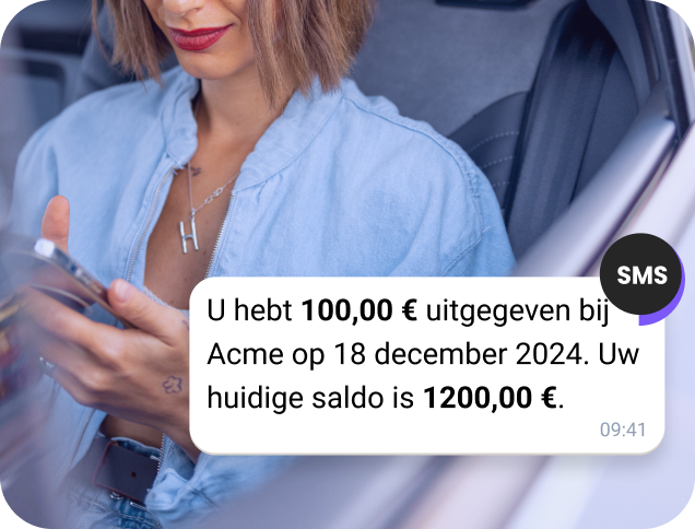 Meisje met een tatoeage die op haar telefoon kijkt of ze een uitnodiging voor een rockfestival heeft ontvangen via WhatsApp