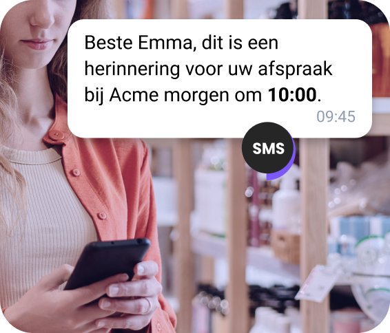 Meisje met een rugzak op het station dat een sms controleert over haar aankomende taxi