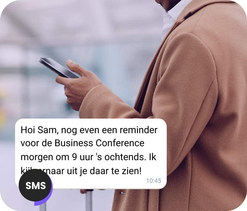 Man op straat leest een SMS-afspraakherinnering