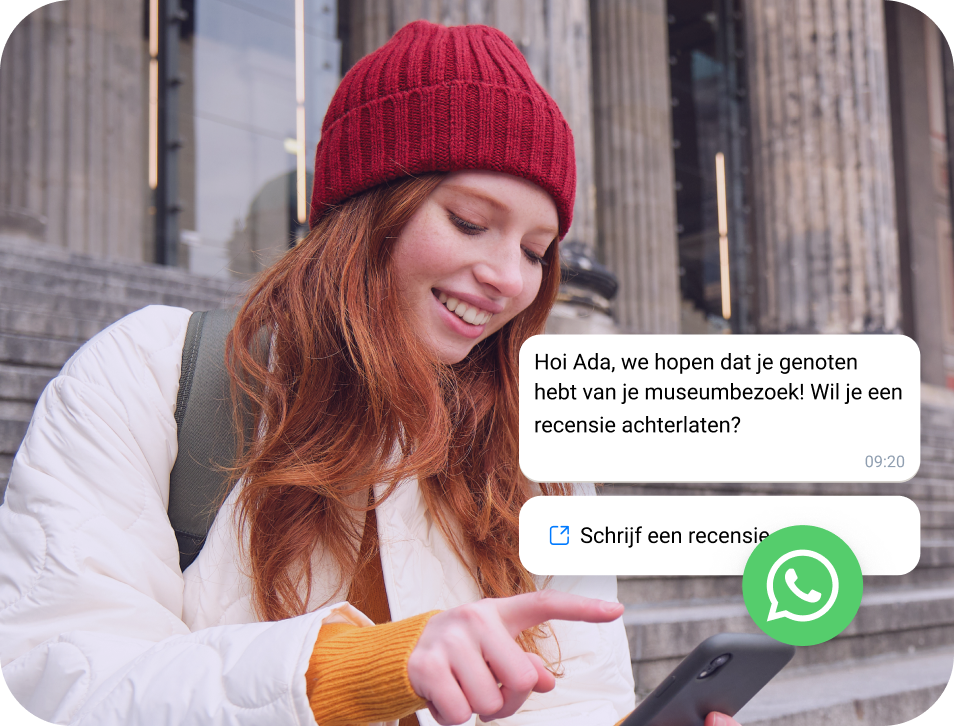 Meisje met een rood petje leest een WhatsApp Business-bericht op haar telefoon